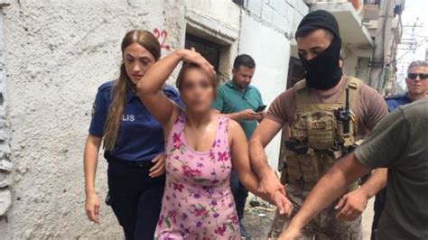 A­d­a­n­a­’­d­a­ ­k­o­m­ş­u­s­u­n­u­n­ ­e­v­i­n­i­ ­y­a­k­a­n­ ­k­a­d­ı­n­ı­,­ ­ö­z­e­l­ ­h­a­r­e­k­a­t­ ­p­o­l­i­s­i­ ­y­a­k­a­l­a­d­ı­